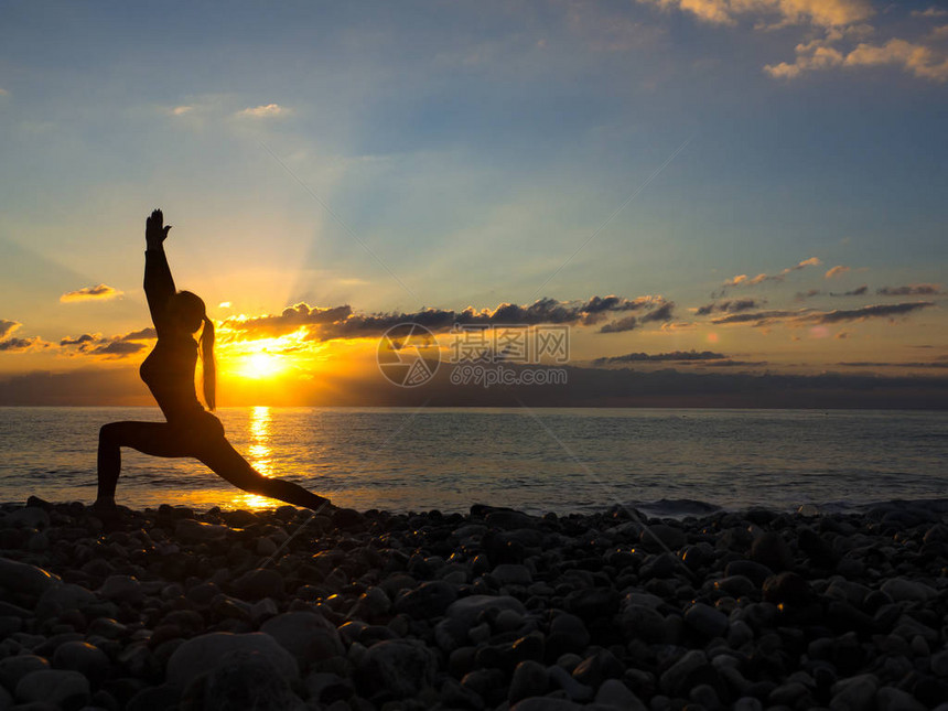 日落时在海滩上冥想瑜伽练习冥想健康生图片