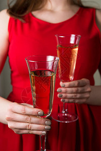 浪漫的约会香槟杯子美丽的女人拿着图片