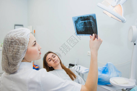 女医生牙医检查人的下巴X光片图片