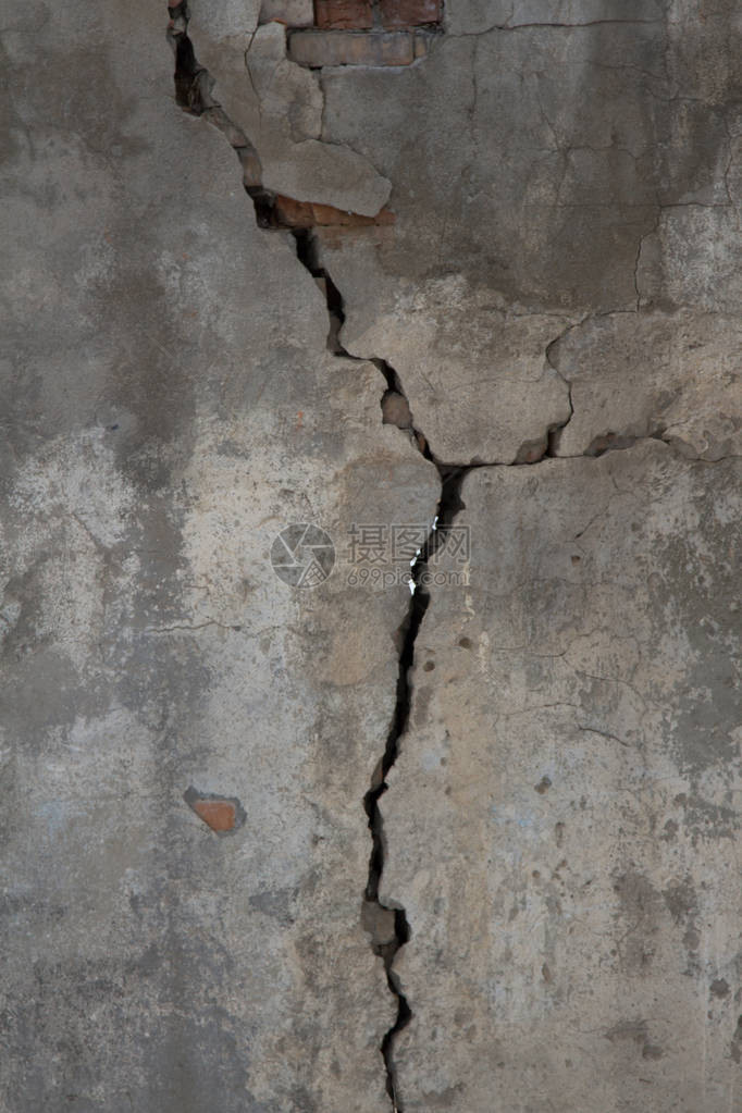 建造地震后破碎的砖墙时被图片