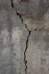 建造地震后破碎的砖墙时被图片