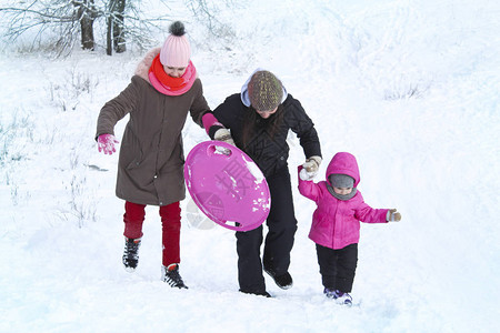 女孩和母亲在积雪中图片