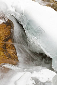 水溅在一个小瀑布里结冰图片
