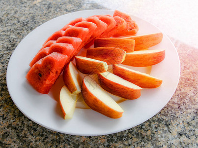 盘子顶视图上的水果餐桌白盘上的新鲜水果图片