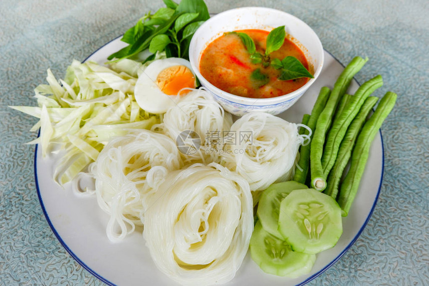 泰国大米面条或大米鱼面和咖喱汤酱图片
