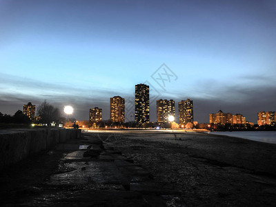 芝加哥高层住宅公寓楼和灯光的美丽长时间曝光夜间照片图片