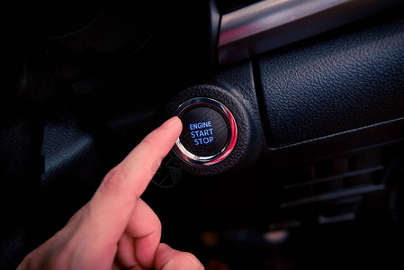 驱动启车按钮推进引擎在现代汽车技术中停止使用手指按图片