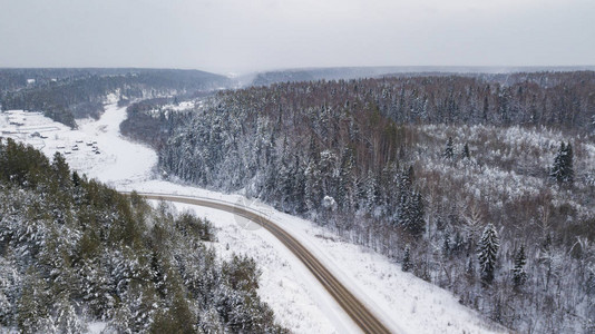 空中冬季公路无人图片