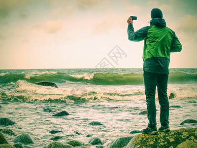 人类用智能电话拍摄的海岸线日照片图片