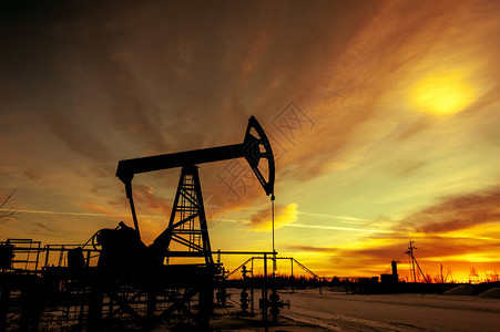油田上的油泵千斤顶日落天空背景石油的提取石图片