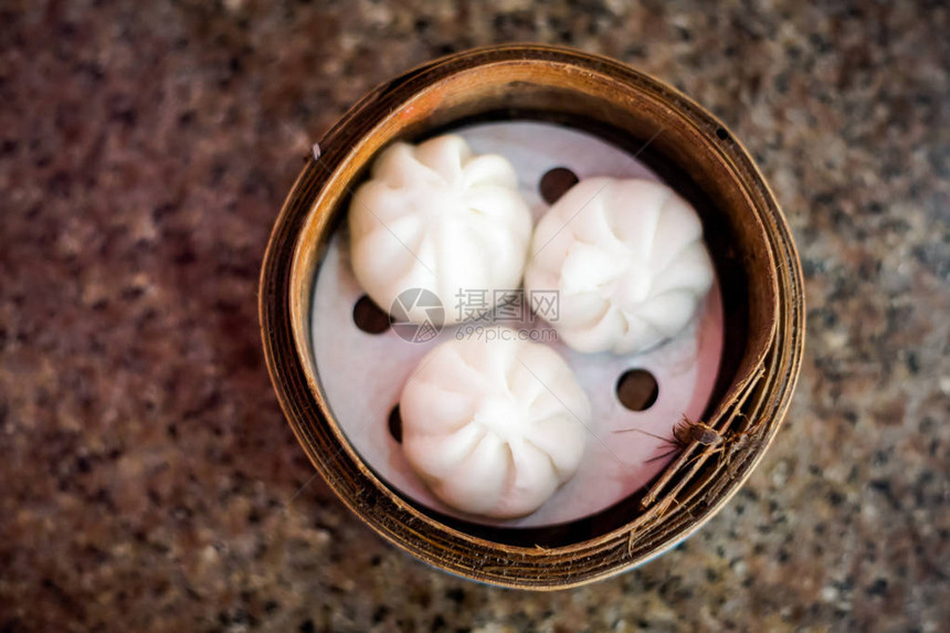 董里当地餐厅的新鲜蒸传统泰式包子由新鲜食材制成的图片