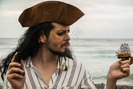 加勒比海盗电影夜海背景的英俊男海盗肖像背景