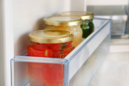 冰箱里有各种玻璃罐头自制的咸菜蔬摊位图片
