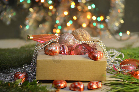新年装饰玩具放在木制背景的纸板箱里圣诞装饰品包装纸板箱中的新年图片