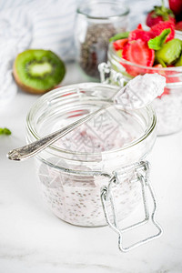 健康的食用素食早餐配有奇亚种子和新鲜水果的酸奶草莓kiwi白色大理石图片