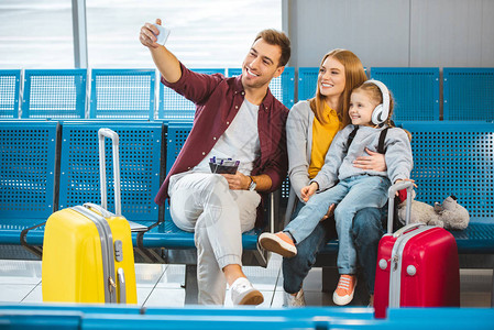 快乐的家庭在机场的行李附图片
