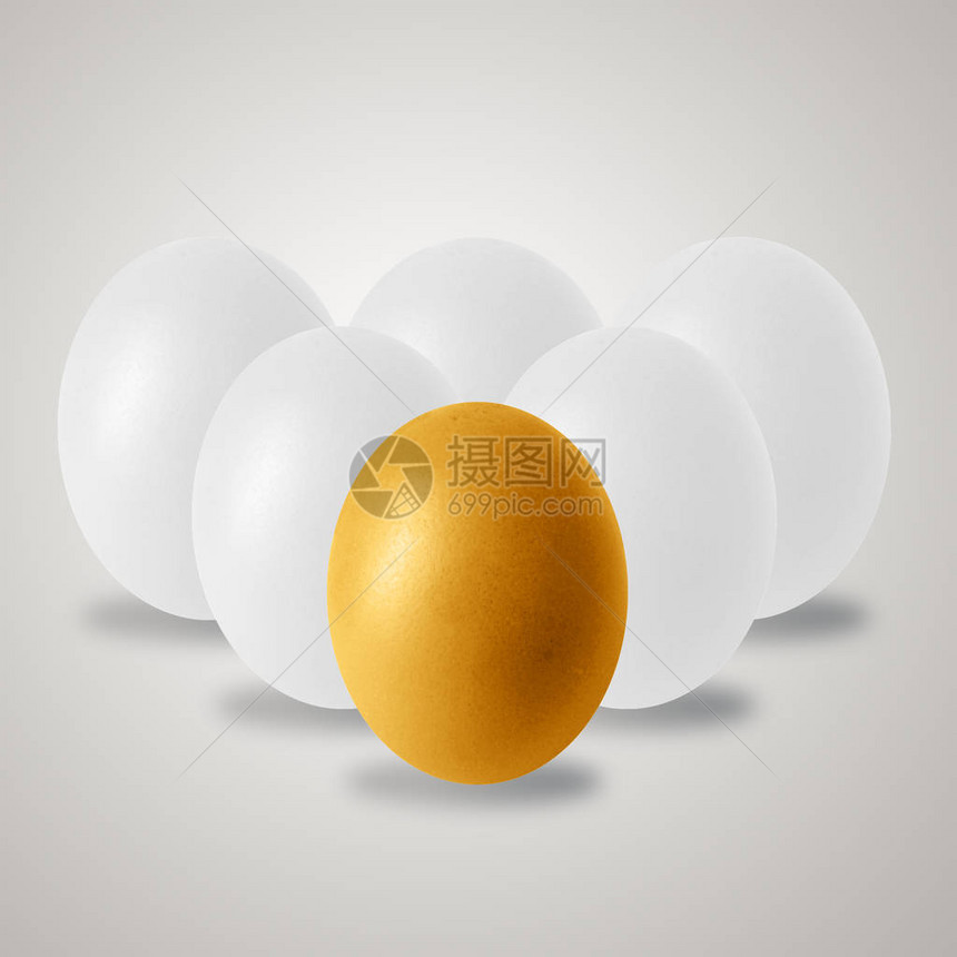 金蛋和棕色背景的其它鸡蛋不同图片