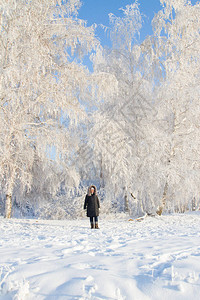 女人在树林里走在雪图片