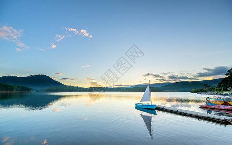 孤单的帆船在美丽的日落中图片