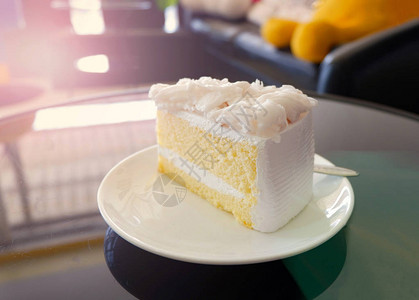 白板上的蛋糕切片奶油香草蛋糕切片咖啡店桌上的椰图片