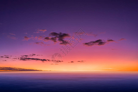 海幕下日出前美丽的天空紫色橙色和蓝色天图片