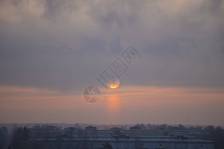 冬天黎明和冻雾太阳图片