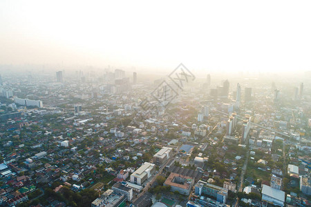 曼谷城市建筑鸟瞰图上的落日之光图片
