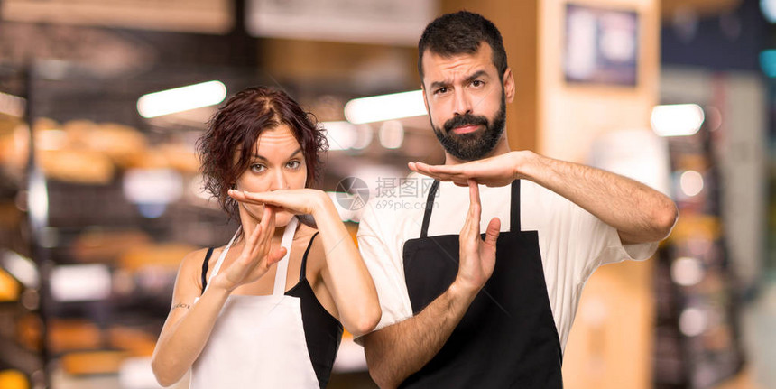 几个厨师用她的手做停止手势来图片