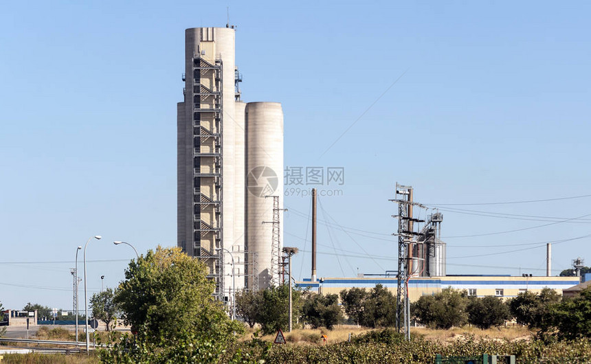 位于西班牙LaRioja田地的发电厂在阳图片