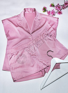 妇女丝绸粉色睡衣带衣图片