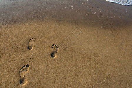 海边湿沙上的脚印图片