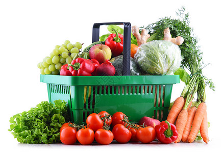 塑料购物篮中的新鲜有机水果和蔬菜孤图片