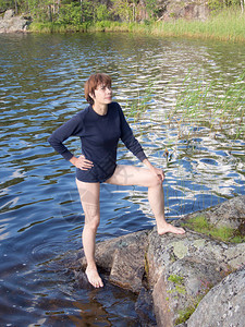 夏天在森林湖边休息的女人图片
