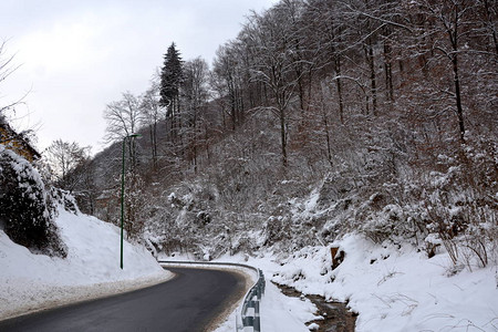 通往冬季的道路和旅游站Poiana图片