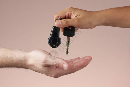 递车钥匙购买或出售汽车的概念手接受图片