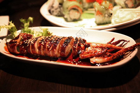日本烤或鱿鱼配传统照烧酱烤芝麻图片