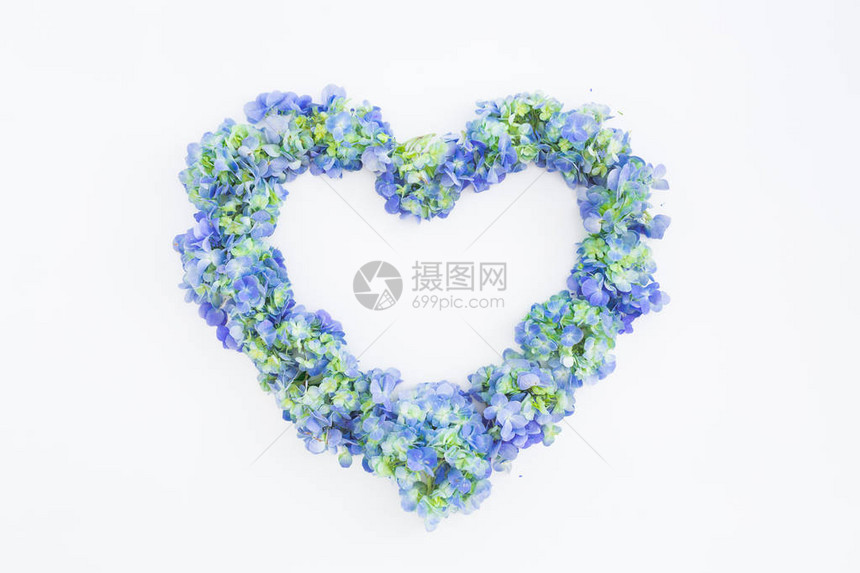 白色背景的蓝色花朵的爱情符号情人节平躺着图片