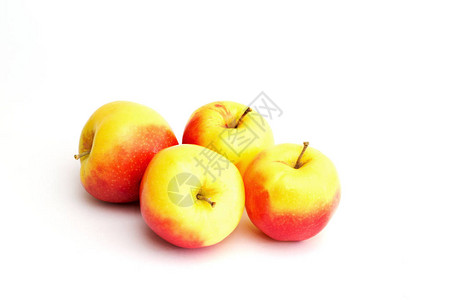 黄苹果切片白色背景健康饮食图片