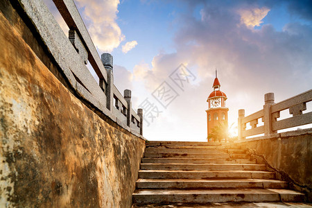 位于海南省海口市海岸线上的古钟楼图片