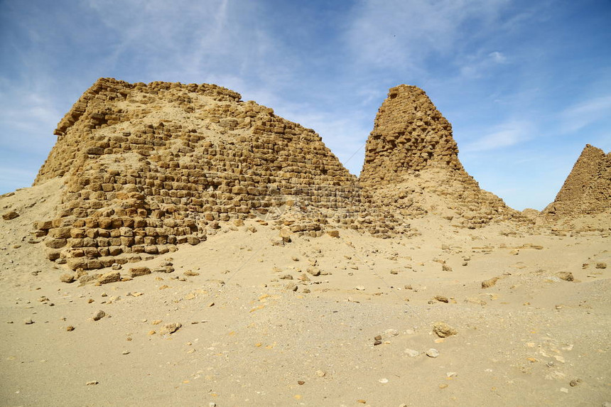黑法老们的古董金字塔位于沙漠中方图片