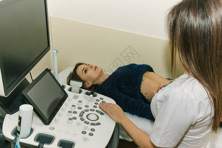 超声波医疗设备检查一名年轻女孩图片