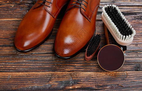 休闲男鞋主图男士皮鞋和木材护理产品背景