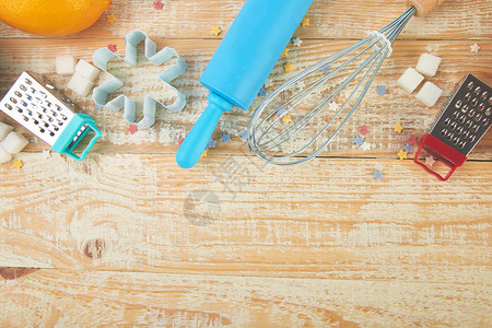 烘焙或烹饪原料面粉鸡蛋糖木勺擀面杖和木桌背景上的不同工具甜点配料和用具面包房框架顶视图背景图片