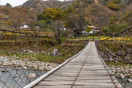 在山的一条河的木悬索桥陕西省背景图片
