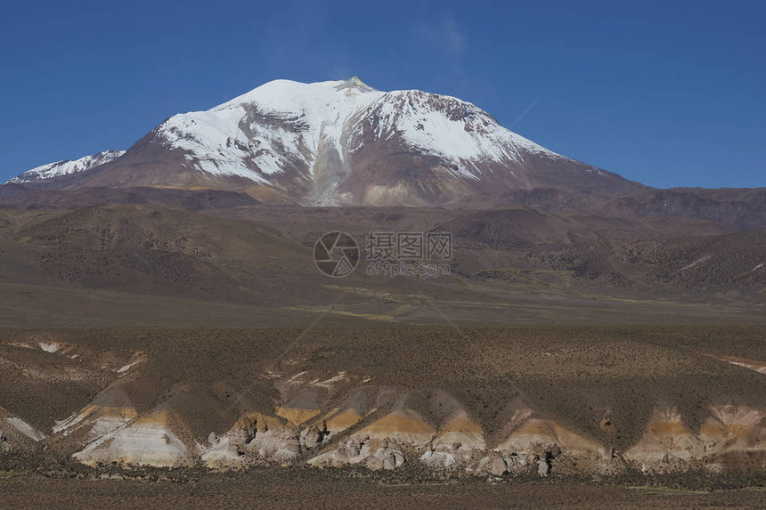 智利北部Lauca公园的Guallatiri火山6063米上方有高山和悬崖图片