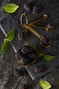 石桌上的新鲜黑莓图片