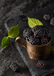 石桌上的新鲜黑莓背景图片