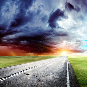 路与云飓风暴背景图片