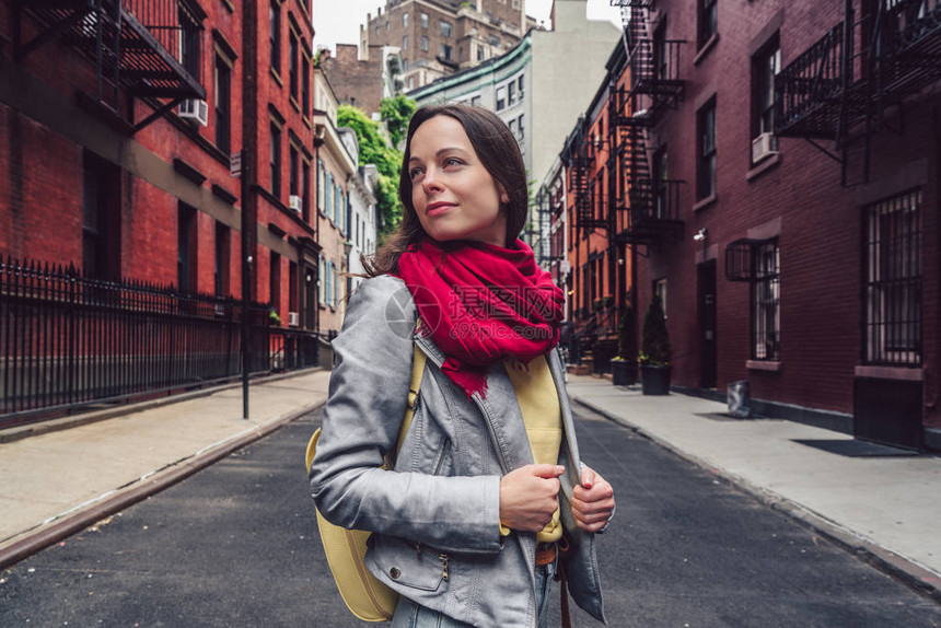 纽约街头戴着红围巾的迷人女孩图片