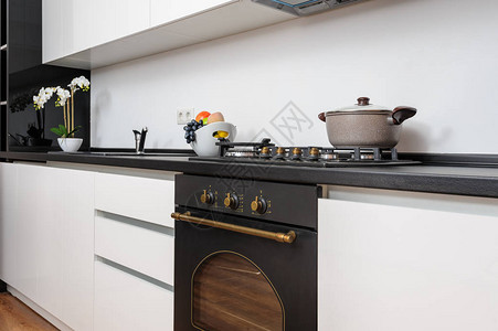 经典风格的现代黑白厨房图片